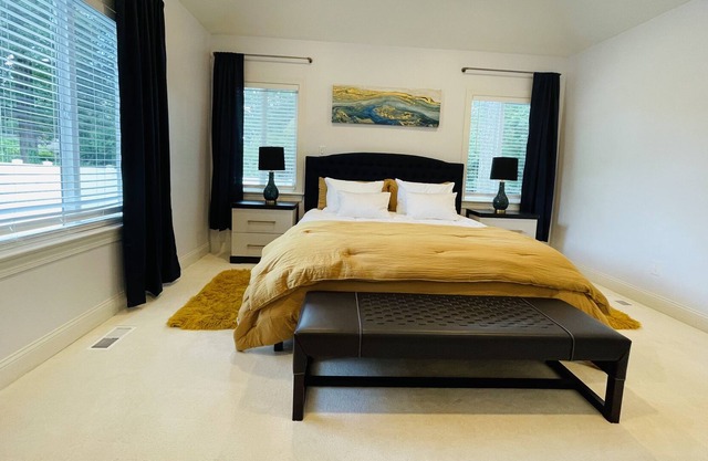 A taste of Italy! Gorgeous new suite with private yard, jacuzzi and 440sf patio