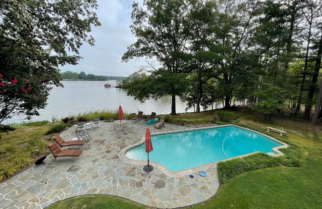 A Waterfront Oasis with pier and pool. Spacious 4 bedrooms near Chestertown.