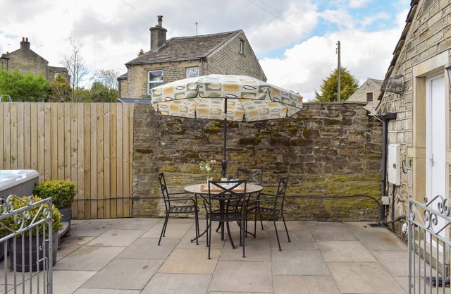 A wonderful opportunity for a rural break on the edge of the Peak District National Park.
