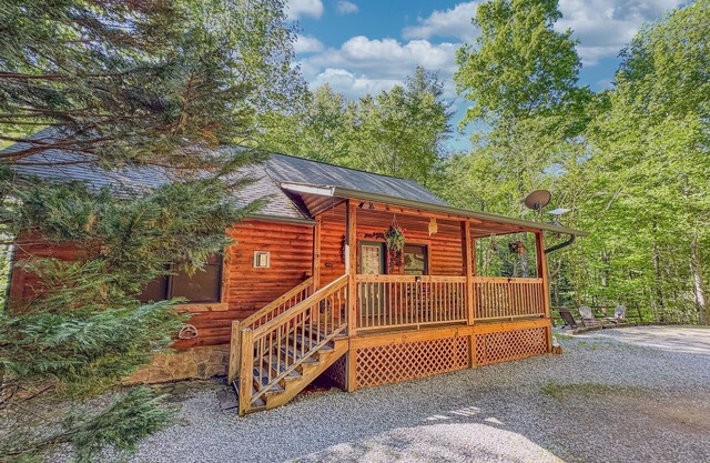 A Wooded Cabin You'll Love! King Bed-2 Fireplaces-HotTub-Firepit-GSM Natl Park
