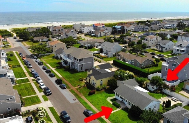 A Zone Beach House PETS ALLOWED close to Hotel, DowntownnFenced in back yard