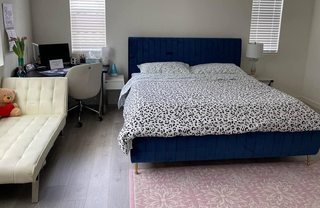 A1- King bed master room with TV at Roseville