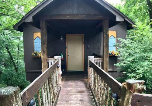 Abbey Chateau Treehouse #10/Oak Crest cottages and treehouses
