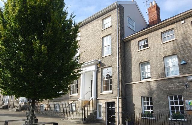 ABBEY GARDENS APARTMENT, BURY ST EDMUNDS, romantic in Bury St Edmunds