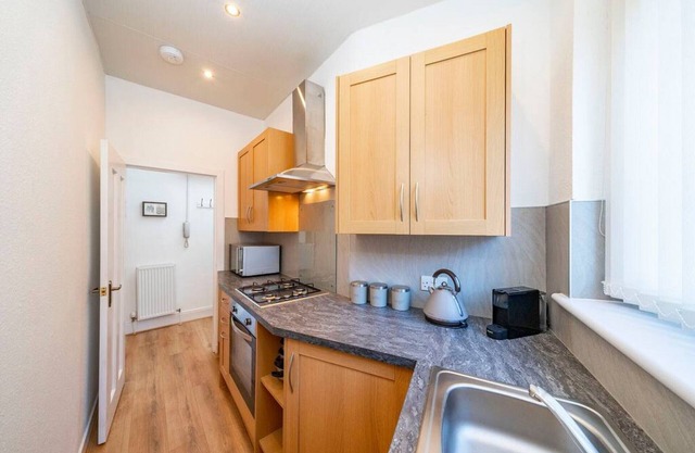 Abbotsford Apartment - Well Placed in the West End