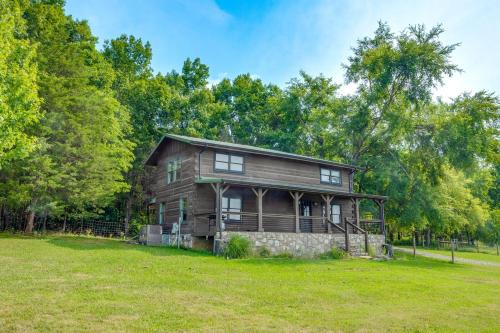 about 10 Mi to Downtown Murfreesboro Area Cabin