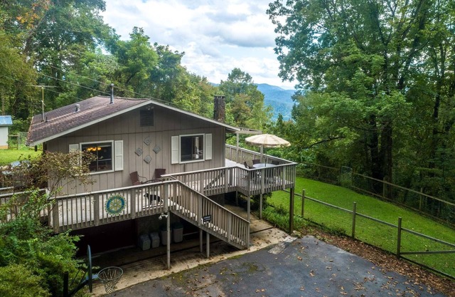 Above the Clouds - A spacious pet friendly home nestled in the heart of the Smoky Mountains