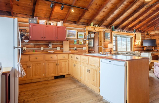Absaroka Cabins - Rustic, Carefully Restored Cabins In The Paradise Valley