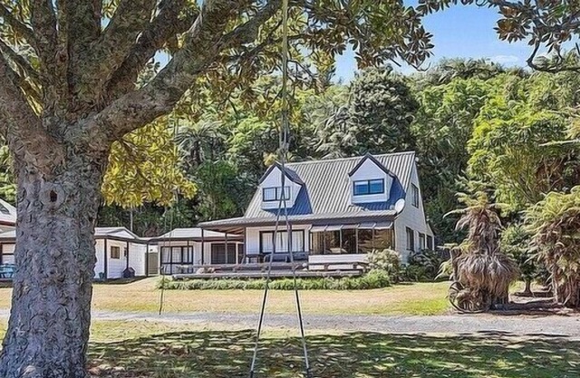 Absolute Lakefront Favourite - Holiday Home