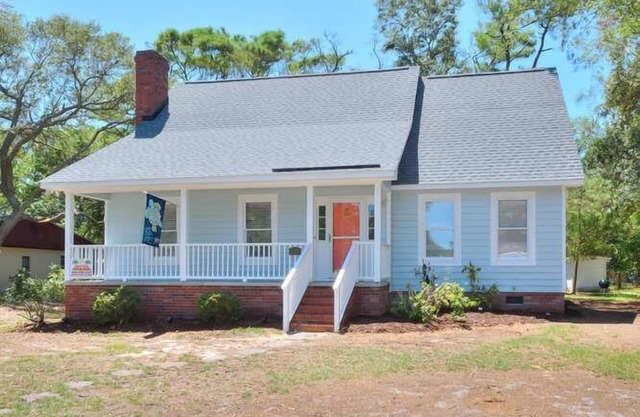 Absolutely Beautiful 3 BR/2.5 BA Beach Cottage-1 Minute to BEACH-PETS-Sleeps 8