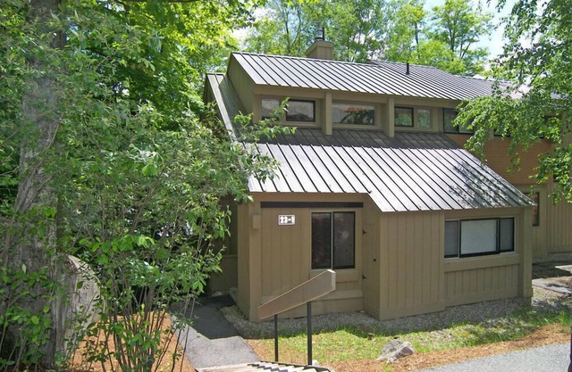 AC/FP, deck, woods view, swim club, near Loon, ski shuttle. V063E by LRS