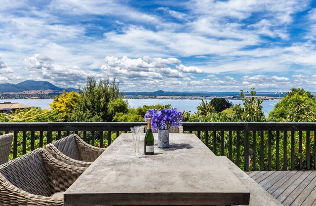 Acacia Bay Views - Large Family Home with Stunning Views