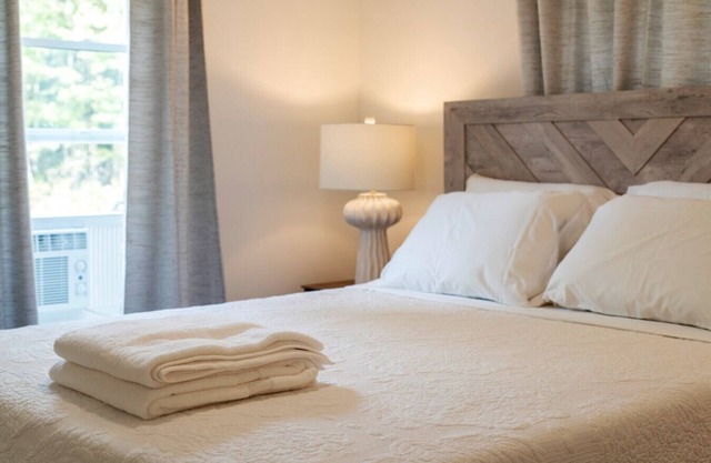 Acadia Basecamp | Walk to Lobster House, Coffee, Bakery | 1 Gig Wifi (3)