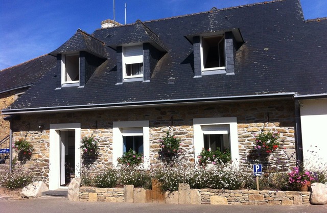 Accommodation with swimming pool close to sandy beaches and hiking trails.