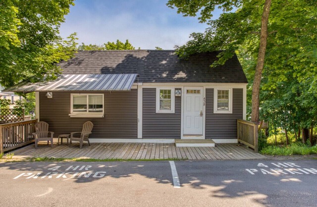 Acorn on Oak Street by Rocky Coast Rentals