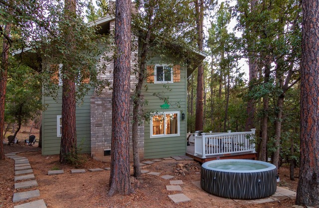 ♨ Acre Retreat w/HotTub ♨ Secluded in the National Forest ♨ 9mi to downtown ♨