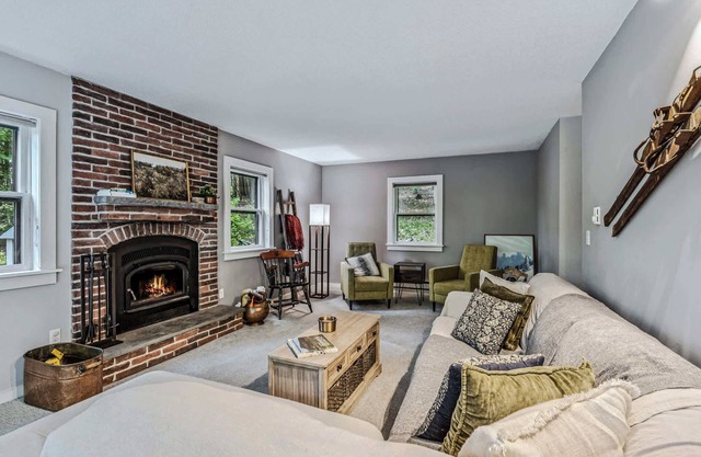 Acres & Views! Firepit, BBQ | Bayley Way Getaway