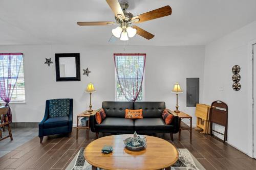 Ada-compliant 3br Retreat With Backyard In Uptown