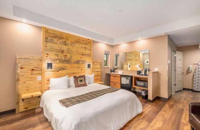 ADA King Room, AC, Fireplace, hot tub - Lodge 103