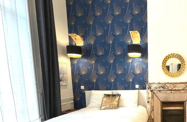 Adam à part, Dans de beaux draps