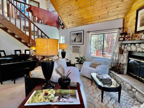 ADELAIDE HILL IN PINE MOUNTAIN CLUB BREATHTAKING VIEWS 3Bd 3Bth SPA TUB
