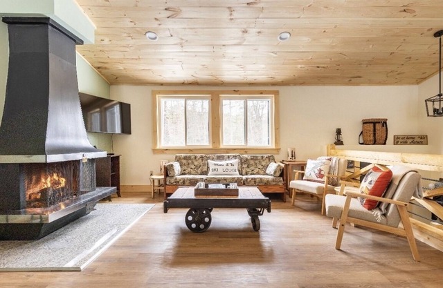 Adirondack Cabin -Skiing,Golfing,semi-private lake