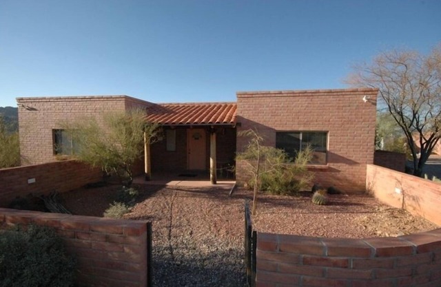 Adjacent to Saguaro National Park - Horse Facilities Available