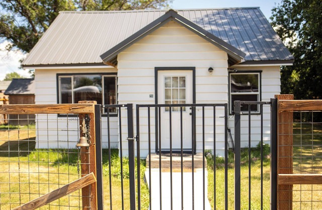 Adorable 1 bed house with AC in charming small-town Custer