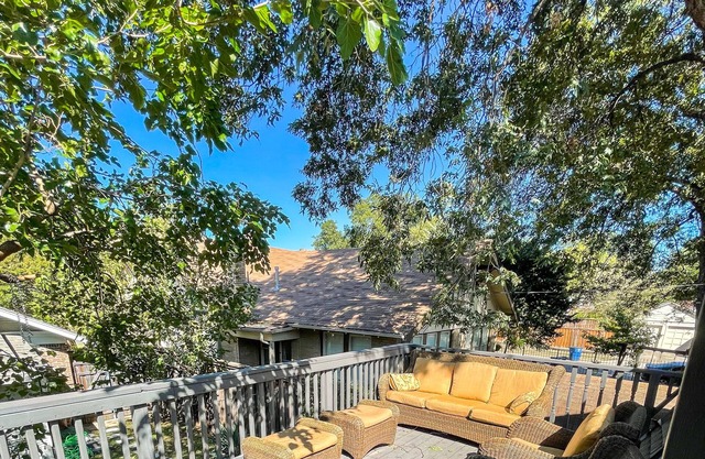 Adorable 1 bedroom guest house with large deck - WALK TO LOWER GREENVILLE