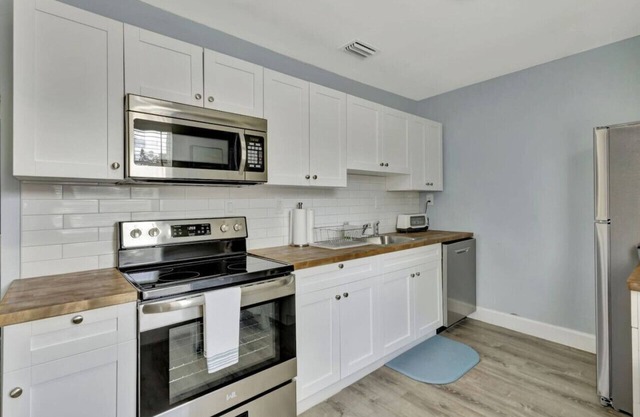 Adorable 1 BR carriage house!
