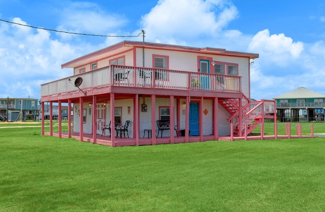 Adorable 1950's bungalow close to beach.