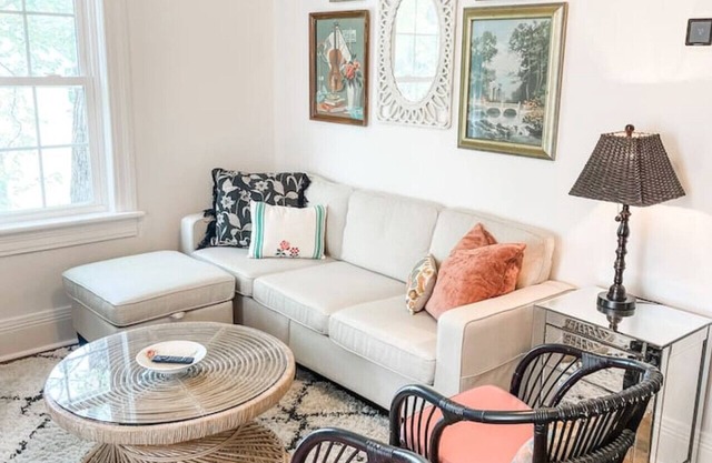 Adorable 1BR Apt. w/KING bed 1 m. to square!