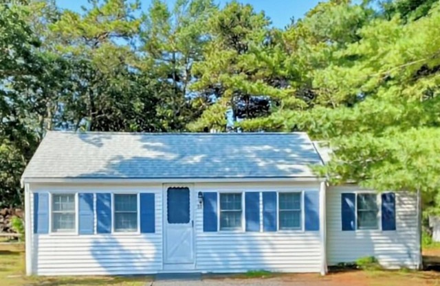 Adorable 2BD Cottage-A/C, Firepit & Outdoor Shower, Just .4 mi to Earle Road Beach!