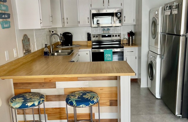 Adorable 2nd Floor Ocean Block Condo Just Steps to Beach & Convention Center!