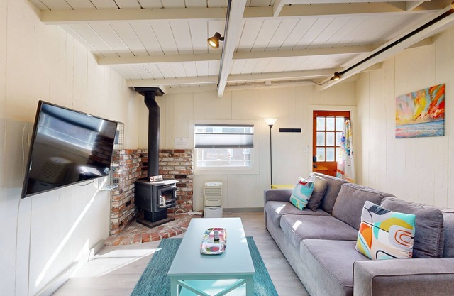 Adorable & Airy Updated Beach Cottage w/Patio, New Kitchen & Bathroom