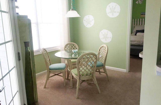 ADORABLE and COZY 2/2 condo East of Rt.1. 3 miles from downtown!