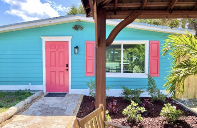 Adorable beach cottage 2/1, Sleeps 6, Pet Friendly, Minutes to Beach