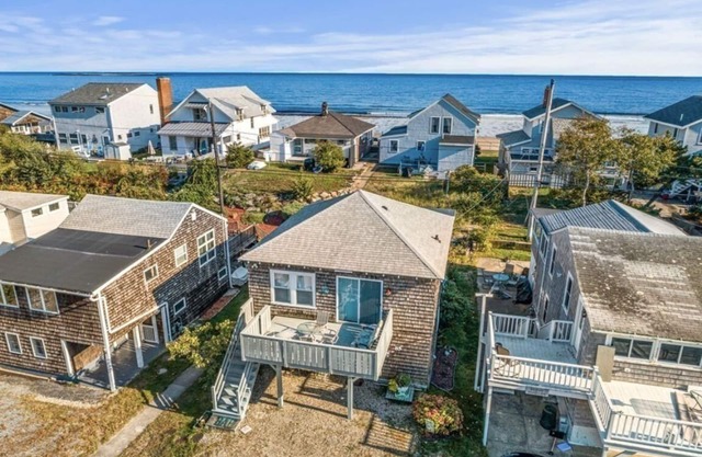 Adorable Beach house with lots of outdoor space and steps to Long Beach!
