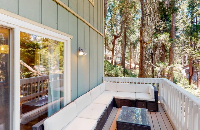 Adorable cabin near lake with fast WiFi, game room, scenic deck & private W/D