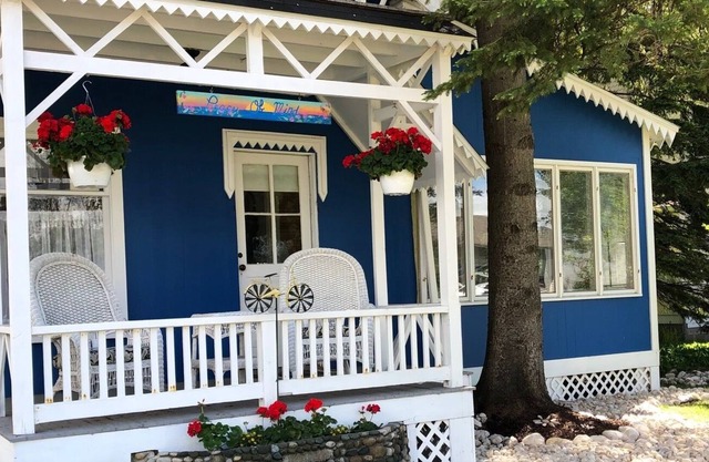 ADORABLE COTTAGE IN BAY VIEW (WITHIN PETOSKEY)