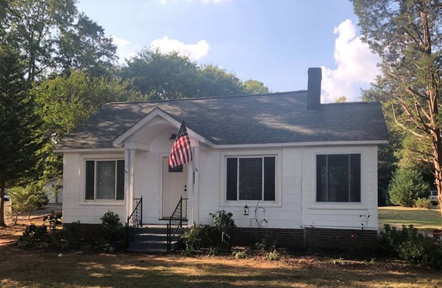 Adorable Cottage in Belmont