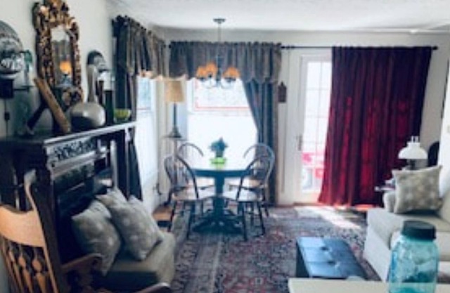 Adorable Cottage Perfect for a Couple's Getaway!