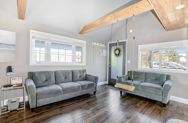 Adorable, dog-friendly hideaway w/free WiFi, private washer/dryer, & firepit