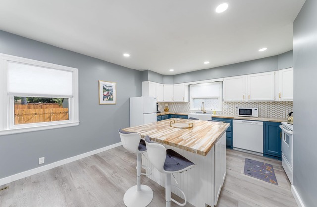 Adorable Downtown Loveland Chalet