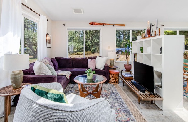 Adorable getaway on vineyard w/ kitchenette, free WiFi, roaming chickens & more