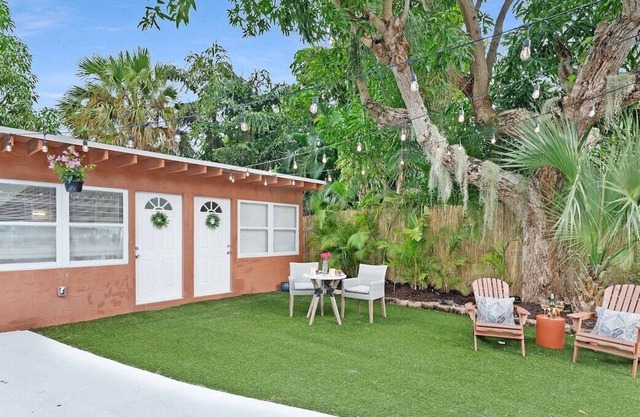Adorable Lobster Cottage in Flamingo Park, Pets ok!