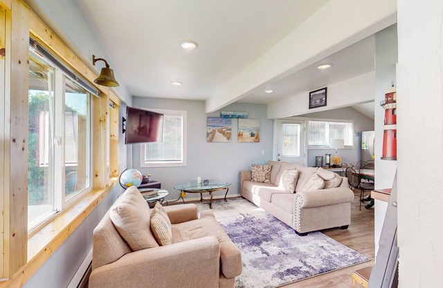 Adorable, nautical-themed home w/a private hot tub & ocean views
