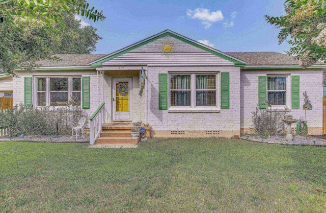 Adorable Navy Point Cottage - Pet Friendly - Conveniently Located - Watch The Blue Angels Practice