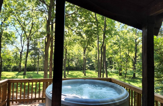 Adorable river front cabin ,with hot tub on the River
