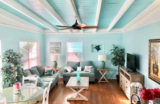 Adorable single family home 2/1, Sleeps 6, Pet Friendly, Minutes from the Beach